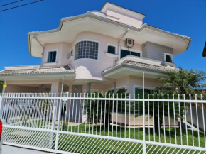 Casa Rosa com 7 quartos - Edícula completa a 150 metros da Praia